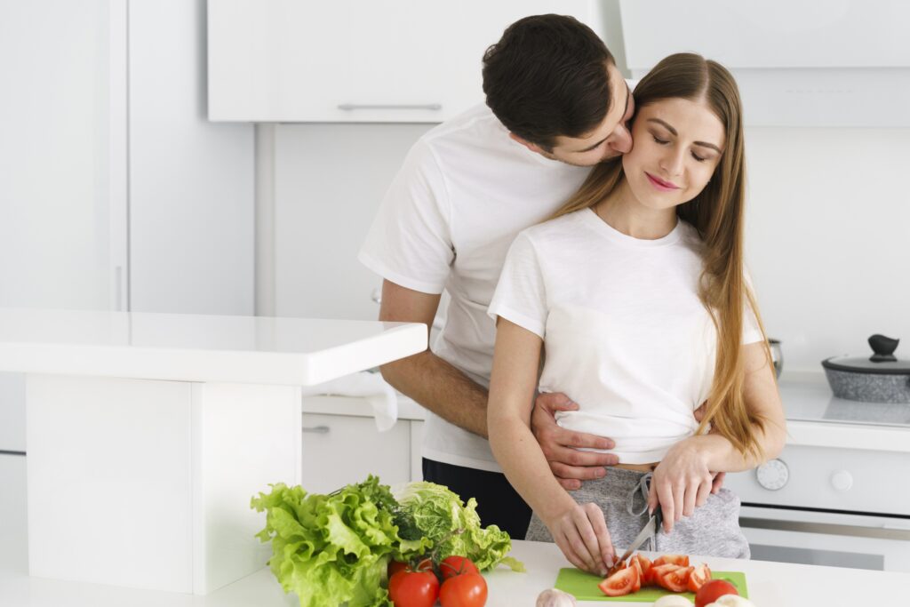 boyfriend-kissing-girl-while-cooking
